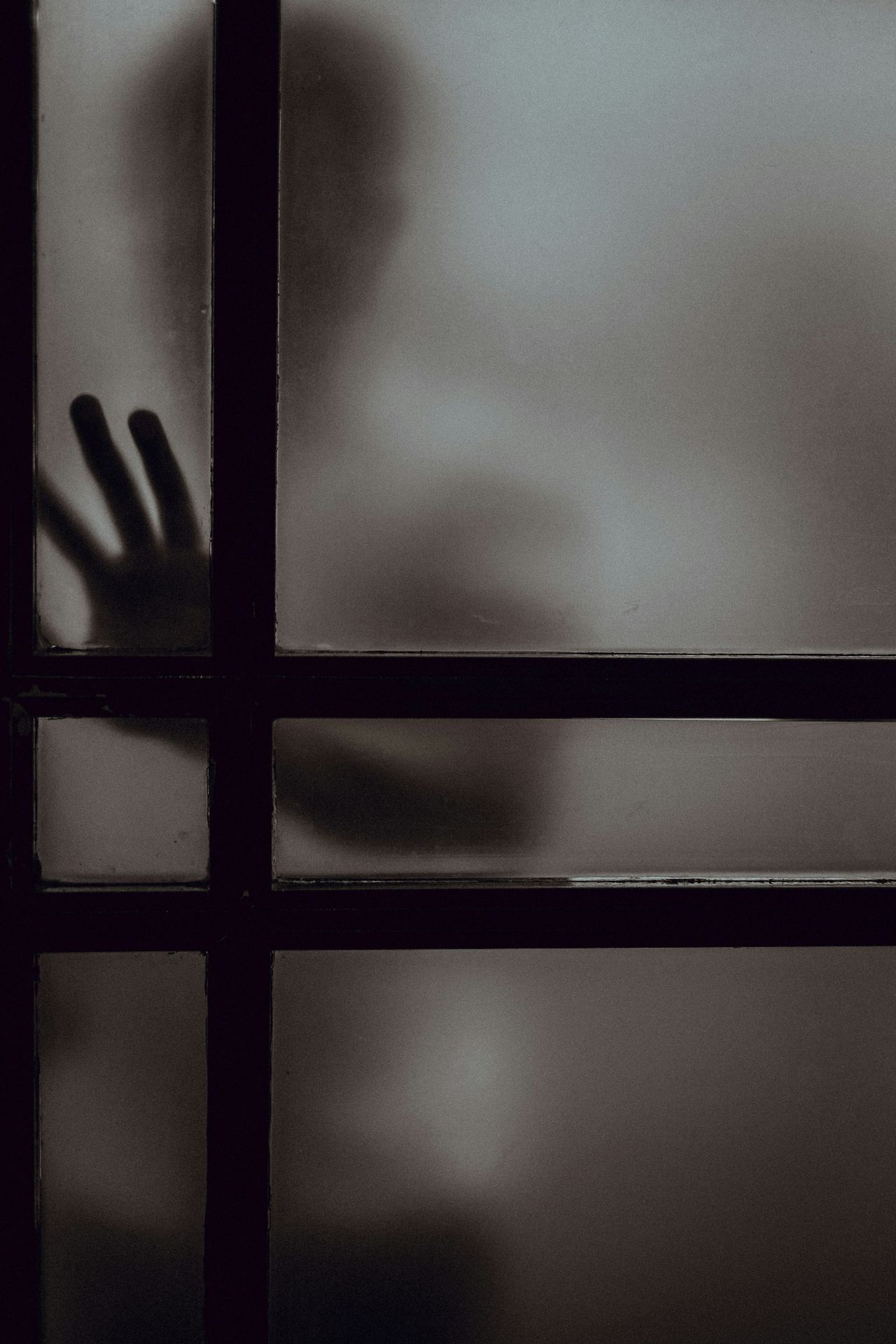 Canal de Denúncias person touching frosted glass door